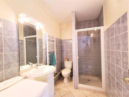 La salle de bains est pourvue d'un lavabo et d'une douche. dans l'établissement Charmant T2 en RDC avec Jardin, Quartier Calme à Aix-les-Bains - FR-1-555-41, à Aix-les-Bains