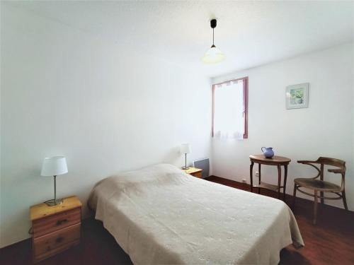 une chambre avec un lit, une table et des chaises dans l'établissement Charmant T2 lumineux et spacieux à Aix-les-Bains, proche Thermes et centre-ville - FR-1-555-49, à Aix-les-Bains