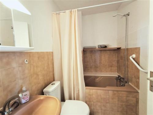 une salle de bain avec une douche, des toilettes et un lavabo dans l'établissement Charmant T2 lumineux et spacieux à Aix-les-Bains, proche Thermes et centre-ville - FR-1-555-49, à Aix-les-Bains
