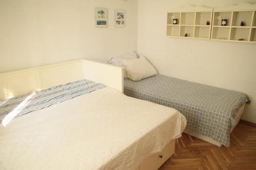 1 dormitorio con cama y banco. en Elie's Home, en Varna