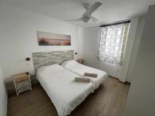 En eller flere senger på et rom på Arguineguin Beach Lux Solarium Street