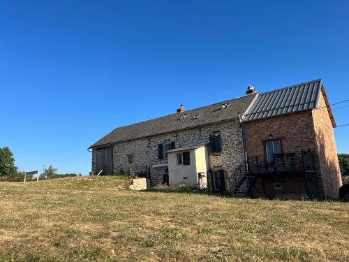 an old brick building on top of a hill at Tout au bout du chemin in Réquista