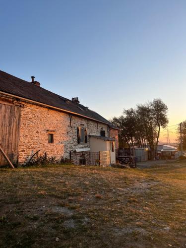 an old brick building sitting in a field at Tout au bout du chemin in Réquista