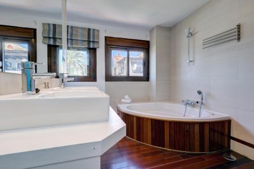 un ampio bagno con vasca e lavandino di Casa Alegría - Family home 1 km from Marbella Center a Marbella
