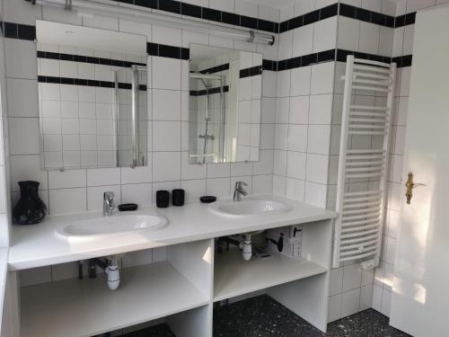 La salle de bains est pourvue de 2 lavabos et de 2 miroirs. dans l'établissement La Maison de Lucie - grande maison idéale en famille ou entre amis - jardin - parking gratuit, à Sélestat