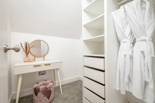 a dressing room with a vanity and a mirror at Captivating 4-Bed House in Killin in Killin