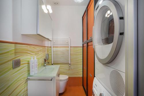 a small bathroom with a washing machine and a washer at Vernazzola Family Apartment by Wonderful Italy in Genova