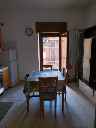 a kitchen with a table and chairs and a window at La Casa al Centro in Rionero in Vulture