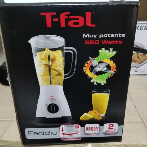 a box of a blender with a picture of a blender at Departamento D centrico 2 camas Tv Ac wifi cocina parking in Ciudad Valles