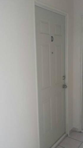 a room with a white door and a white floor at Departamento D centrico 2 camas Tv Ac wifi cocina parking in Ciudad Valles