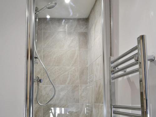 um chuveiro com uma porta de vidro na casa de banho em Toad Hall em Helmsley