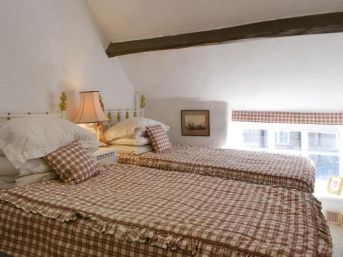 um quarto com 2 camas e uma janela em Toad Hall em Helmsley