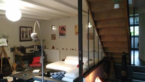 - un salon avec un escalier doté d'oreillers blancs dans l'établissement Les Hortensias, à Plouha