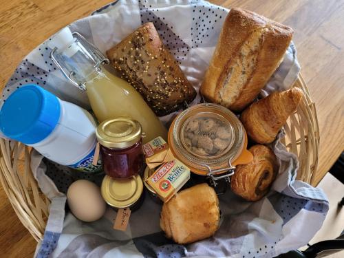 a basket of food with bread and eggs and toast at Tout au bout du chemin in Réquista