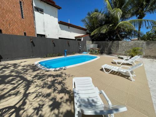 Bazén v ubytovaní Casa na Barra de São Miguel alebo v jeho blízkosti