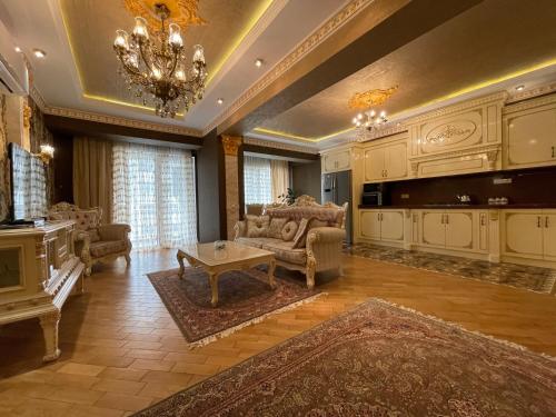 un ampio soggiorno con divano e tavolo di Park Azure Louvre apartment a Baku