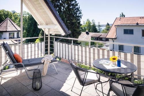 a patio with a table and chairs on a balcony at Kurviertel Wohnung II in Überlingen