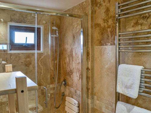 uma casa de banho com um chuveiro e um lavatório. em Seahorse Chalet em Humberston