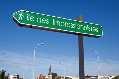 a street sign that reads life does impressionitis at Hotel Cerise Chatou in Chatou
