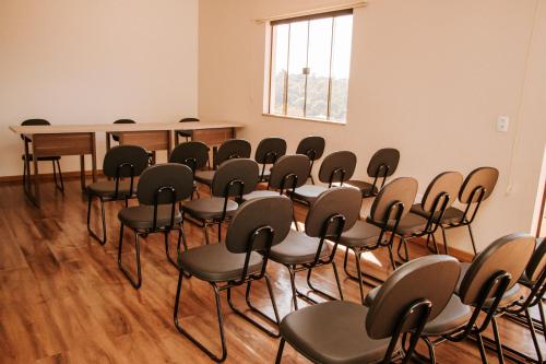 Cette chambre comprend un bouquet de chaises. dans l'établissement Rancho das Pedras Itaberá, à Itaberá