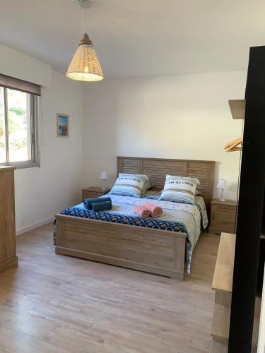 une chambre avec un grand lit dans une pièce dans l'établissement Appartement « Marinella » splendide vue mer aux Sanguinaires, à Ajaccio