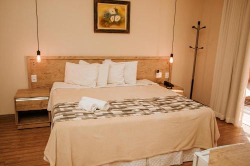 une chambre d'hôtel avec un lit et des serviettes. dans l'établissement Rancho das Pedras Itaberá, à Itaberá