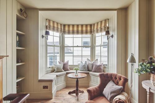 a window seat in a room with a table and chairs at Harold House in Cowes