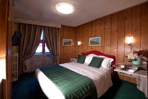 Letto o letti in una camera di Hotel Alpina
