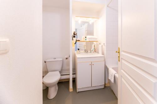 uma casa de banho branca com um WC e um lavatório em Cerise Valence em Valence