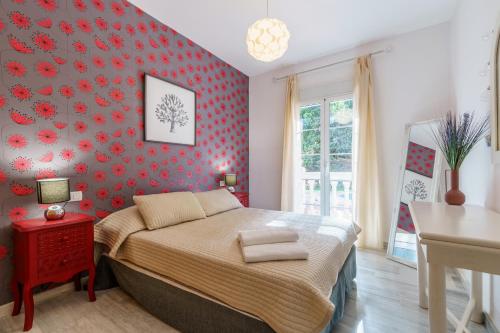 sypialnia z łóżkiem i czerwoną ścianą w obiekcie Apartamento Mijas Golf w mieście Mijas