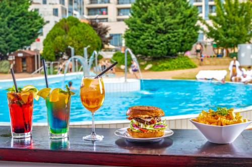 Bazén v ubytování Gunaras Resort Spa Hotel nebo v jeho okolí