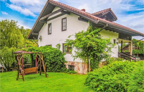 Biały dom z ławką na dziedzińcu w obiekcie Holiday Home Dywity Wielochowo w mieście Redy