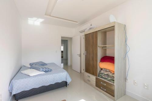 Postel nebo postele na pokoji v ubytování Apto a 260m da Meia Praia em condominio de luxo SC