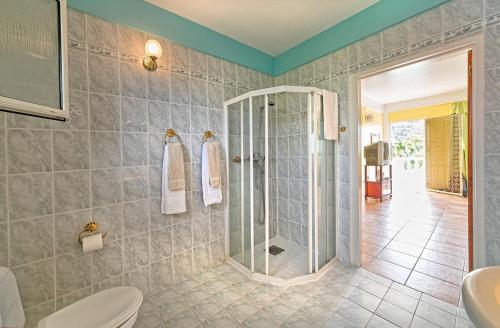 Caribbean Sea View Holiday Apartments في Méro: حمام مع دش ومرحاض