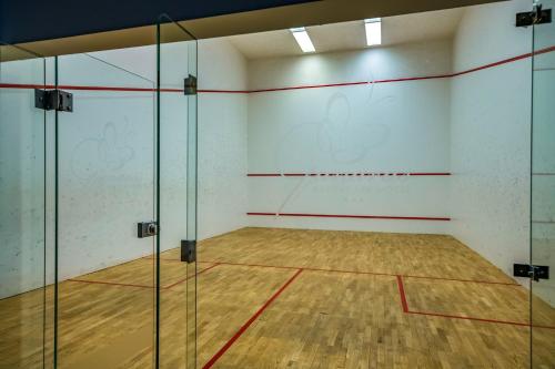 Tenis a/nebo squash v ubytování Gunaras Resort Spa Hotel nebo okolí