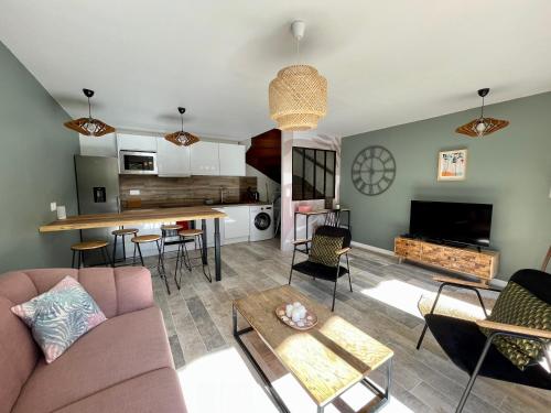 Maison chaleureuse entre pins et océan