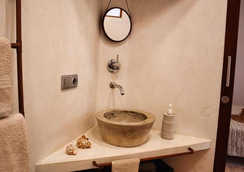 a bathroom with a bowl sink and a mirror at Leben am Atlantik hautnah spüren in Sal Rei