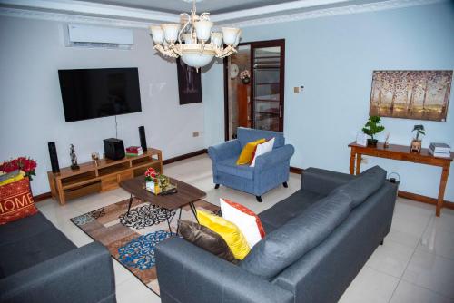 Μια τηλεόραση ή/και κέντρο ψυχαγωγίας στο Lusaka Luxe Your Private Oasis Awaits in the Heart of Zambia