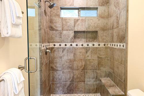 uma casa de banho com um chuveiro e uma porta de vidro em Vistoso Resort Casita 244 em Oro Valley