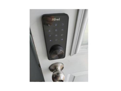 un mando a distancia en la puerta de una habitación en Maison St-Raymond Duplex, en Matane