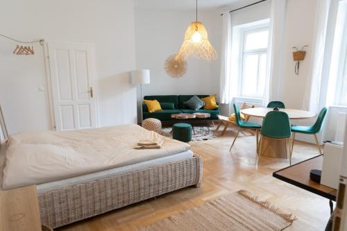 um quarto com uma cama e uma sala de estar em Arbio Apartments near Mariahilferstraße em Viena