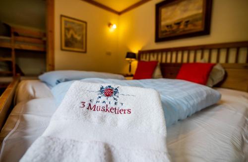 una camera con due letti e asciugamani di Chalet 3 Musketiers a Viehhofen