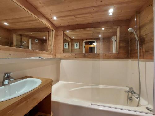 une salle de bain avec une baignoire et un lavabo dans l'établissement Appartement 2 pièces 6 pers. avec balcon proche des pistes et commerces - Arc 1800, Les Villards - FR-1-411-207, à Arc 1800