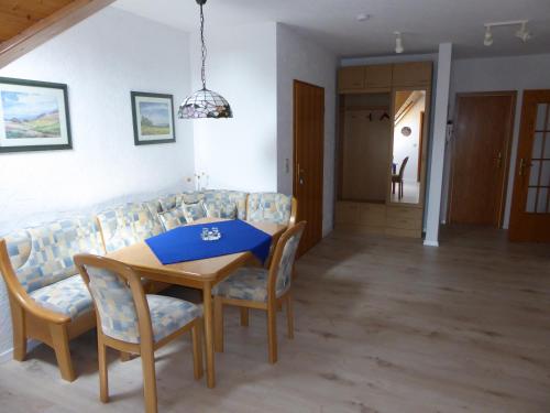 a dining room with a table and chairs at Ferienwohnung Gartenblick in Eystrup