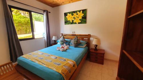 a bedroom with a bed with two stuffed animals on it at Villa Milou in Baie Sainte Anne