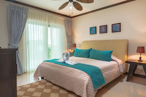 1 dormitorio con 1 cama y ventilador de techo en Diamante del Sol Ocean front, Jaco Paradise CR, en Jacó
