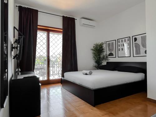 - une chambre avec un lit et une fenêtre dans l'établissement Appartamento di design, à Rome