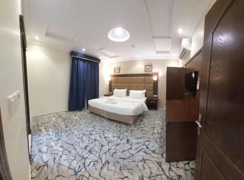 a hotel room with a bed and a room with a sqor at فندق أكنان الصفا Aknan Al Safa Hotel in Jeddah
