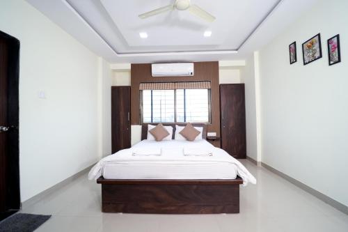 a bedroom with a bed and a ceiling fan at Hotel Bramha Inn in Dāpuri