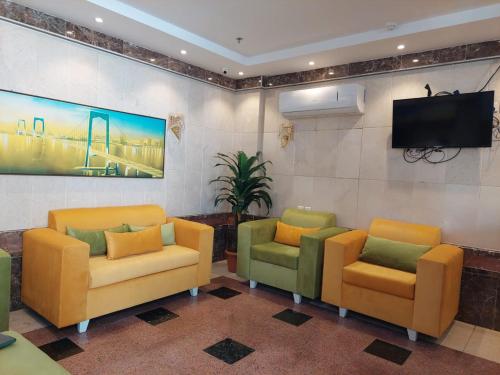 a waiting room with two chairs and a flat screen tv at فندق أكنان الصفا Aknan Al Safa Hotel in Jeddah